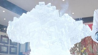 Two chefs compete in carving: one carves the Great Wall out of ice, the other carves the Eight Immor