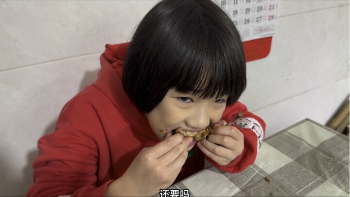 Putriku dapat nilai 95 lho, kasih dia hadiah biar makan-makan!