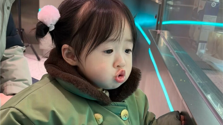 虽然给爸爸选了一双最薄的鞋子，爸爸还是喜滋滋的穿上了哈哈哈