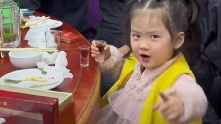 طفلة صغيرة تحاول شرب مشروب فيُمنعها الكبار، تتحدّث بلهجة حازمة لكنها لم ترتشف ولو رشفة واحدة.. رواد 