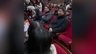 偶遇耿彦波看太原的莲花落轻戏剧，大家激动地鼓起了掌。