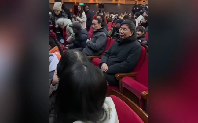I happened to meet Geng Yanbo watching the Lianhualu light drama in Taiyuan, and everyone applauded 