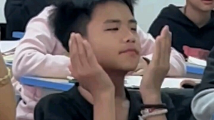 Bocah laki-laki yang suka berdandan di dalam kelas