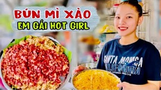 Cô gái bán BÚN MÌ XÀO Bất ngờ bán lại thật sự có say sốt trên vỉa hè Sài Gòn I HiepVlog # 37