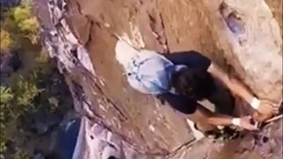 عندما رأى عشاق التسلق شخصًا ماهرًا يتسلق وحده بحرية، لم يجرؤوا على التحرك أو حتى إصدار صوت 😂