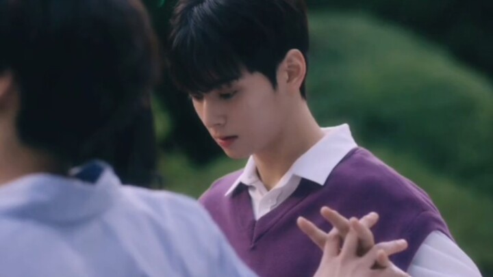 Hahahahahahahahaha! Suddenly locking fingers—so random, hahahahahaha!