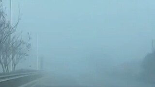 Cuaca berkabut tebal, wanita di mobil belakang terus mengobrol sambil "melompat-lompat", detik berik