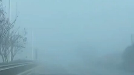 Thời tiết sương mù dày đặc, cô gái đi xe phía sau vừa nói chuyện vừa "lạng lách", giây tiếp theo lời