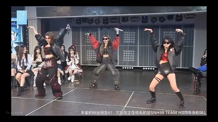 أي مسرح هذا، حيث لا يرقص سوى 15 ثانية فقط في دقيقة واحدة (رأي شخصي: إنه وسيم جدًا) 🤩