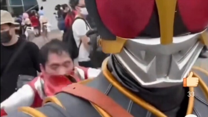 Wang Dongcheng berubah menjadi "Kamen Rider" dan "Ultraman" menderita serangan panas