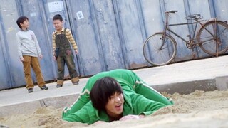Chàng trai trẻ đã bí mật đi vào vùng nông thôn như một kẻ ngốc. Để không bị phát hiện, anh ta đã đi 