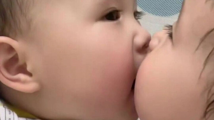 Bạn có thể nhịn cười đến giây thứ mấy? Khoảnh khắc “đổi sắc” của các bé con còn nhanh hơn lật trang 