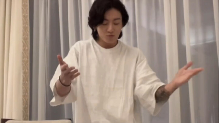 [Jungkook][Kim Taehyung] Keduanya tahu cara melakukan tantangan menari