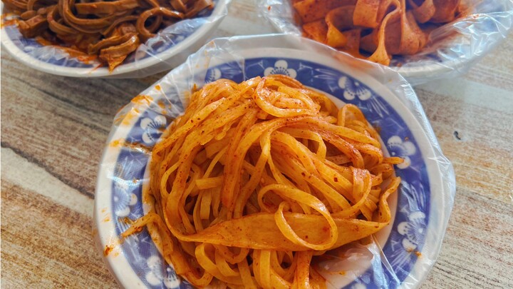 Lots of chili, lots of vinegar! This is what girls in Xi’an love most!