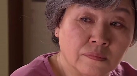 The amnesiac rich grandmother is taken in by a girl, only to unexpectedly regain her memory—and pass