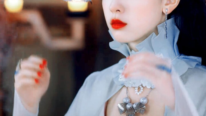 يا إلهي... قبل خمس سنوات كانت تؤدي دور البطلة الكبرى في مسلسل تاريخي وهي مرتدية حذاءً بكعب عالٍ!!!