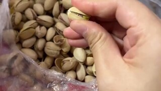 Peeling pistachios with one hand: a Chinese New Year foodie hack