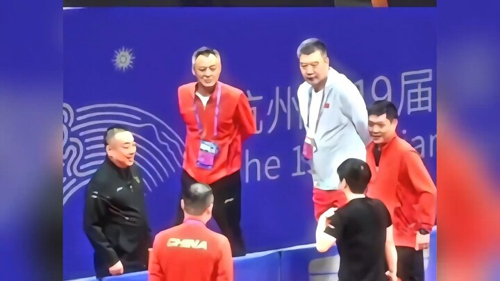 โค้ชทีมปิงปองจีนพากันกลายเป็นพ่อตามใจลูกสาวต่อหน้าซ่าซ่า ขณะที่ทีมชายกลับเลือกปฏิบัติอย่างชัดเจนมาก