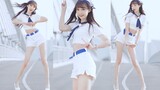 So Crazy!The girl dances in the sailor suit in winter