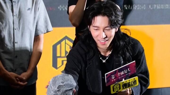 Thánh tình yêu thuần khiết! Tôn Dương tái hiện ngay tại chỗ cảnh ném đá vào Đại Bằng, mà sao lại dịu