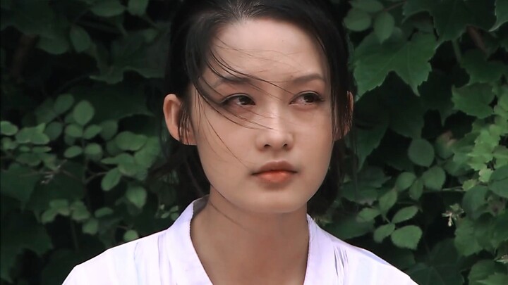 Gadis kaya yang jatuh miskin, penuh nuansa hancur dan menyayat hati—membuat siapa pun yang melihatny