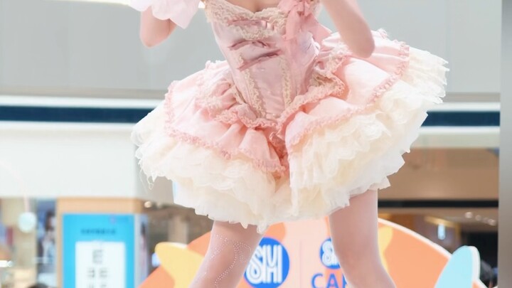 I saw a doll dancing at the comic convention!