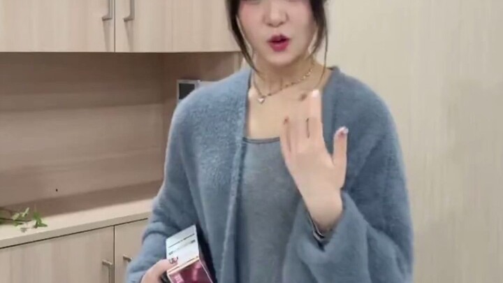 Day 1 of the Challenge: Failing to Be a Grumpy Friend | Momo’s Fake-Smile Diary | Hair Dyeing