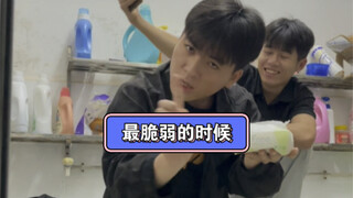 人在蹲坑时是最脆弱的，要鼓励他！