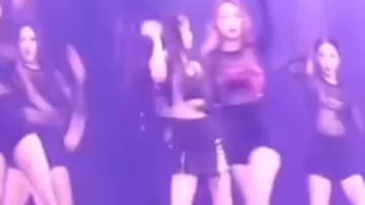 Có phải ai đi concert mà thấy mẹ ở dưới cũng đều đỏ mặt không nhỉ? #blackpink #jennie #blackpinkworl