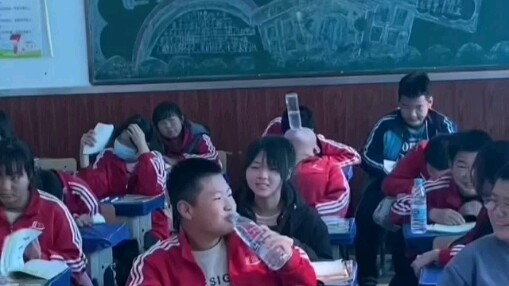 Chẳng thể phân biệt ngay được ai mới là nhân vật chính!
