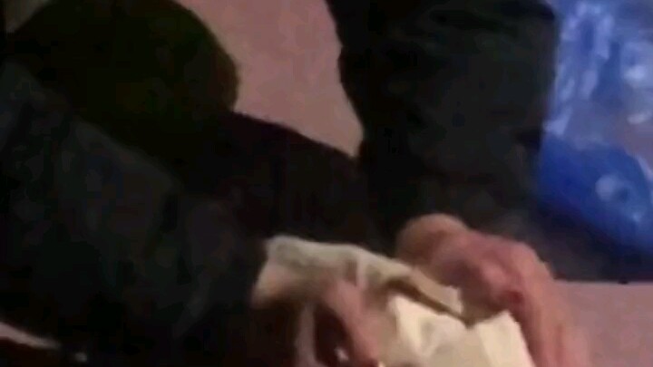 พาหมาไปเดินเล่น แล้วก็ถือโอกาส "หยิบ" อึหมาไปด้วย เจ้าของหมาฝากบอกว่า: อย่าเลี้ยงหมาพันธุ์ใหญ่เลย! ข