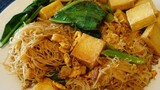 Pad see ew wai wai noodles with tofu,vegetarian|simple stir fry