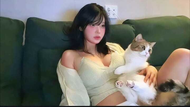 WANITA SEXY BERSANTAI DENGAN KUCING NYA🐱