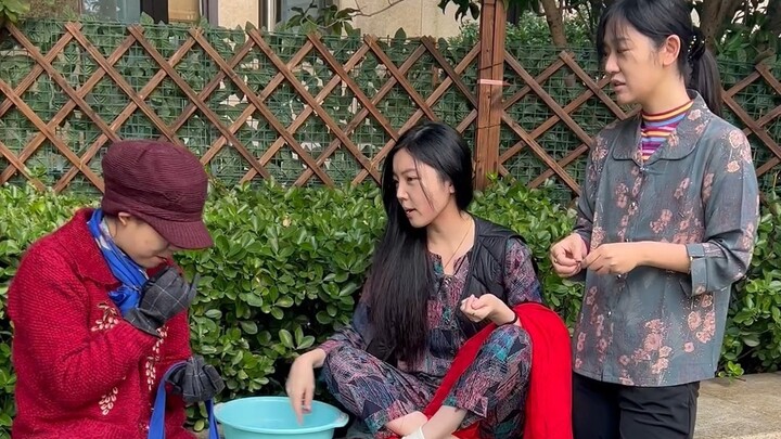 Wanita di atas 20 tahun tidak boleh berpakaian seperti anak-anak...