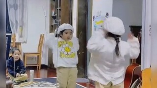 This kind of brother-sister interaction is so cute! So cute💥