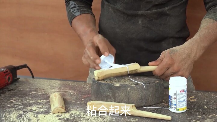 This Vietnamese guy’s slingshot isn’t just for fun—it actually lets him catch fish by the hundred po