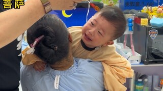 被剃头的伤心欲绝小男孩