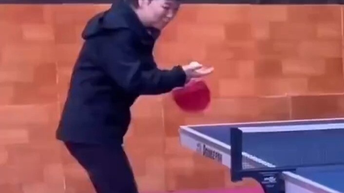 Đối đầu bóng bàn, cô ấy bảo tôi sẽ cho cô trước tám điểm!