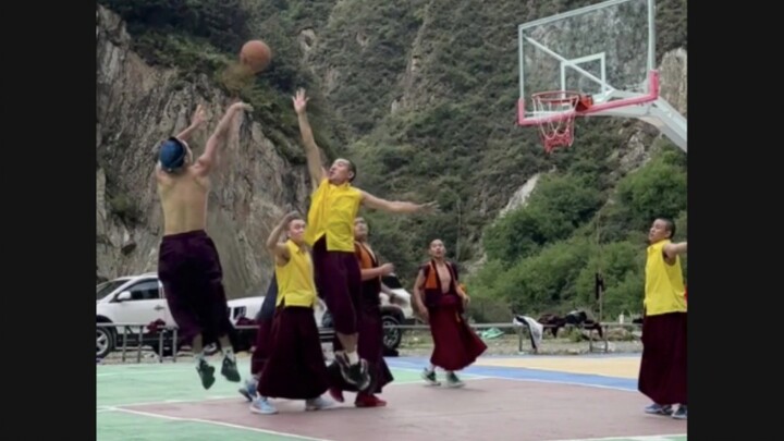 Lệnh cấm trong trận này: Lừa bóng qua người giữa hai chân. Thiên phú sẵn có: Cúi lạy.