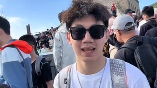 男孩在长城上给妈妈录视频，把旁边游客逗得哈哈大笑