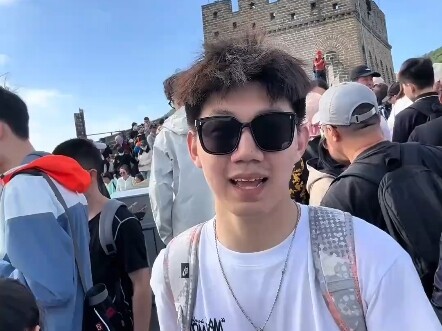 The boy recorded a video of his mother on the Great Wall, making the tourists nearby laugh