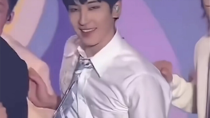 镜哥今天做自己了 扭屁股了 发视频纪念一下