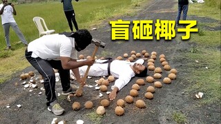 Pria India memecahkan kelapa sambil ditutup matanya, asistennya akan masuk rumah sakit jika melakuka