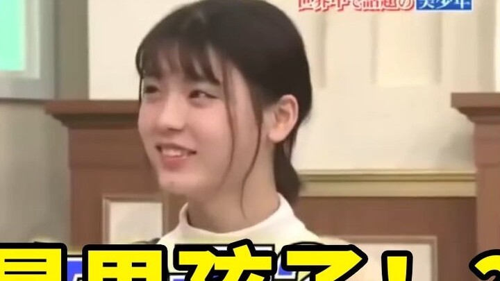 Adik perempuan Jepang asli membaca "Siswa SMA laki-laki Jepang berusia 16 tahun Mo Ide telah menarik
