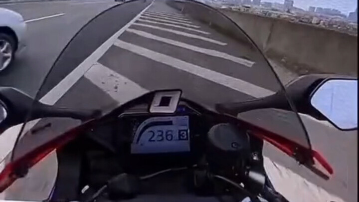 นี่แหละคือบล็อกเกอร์มอเตอร์ไซค์! ซิ่งระเบิด โชว์สุดเหวี่ยง ฝ่าฝืนกฎจราจร แถมยังเผยแพร่พฤติกรรมผิดกฎห