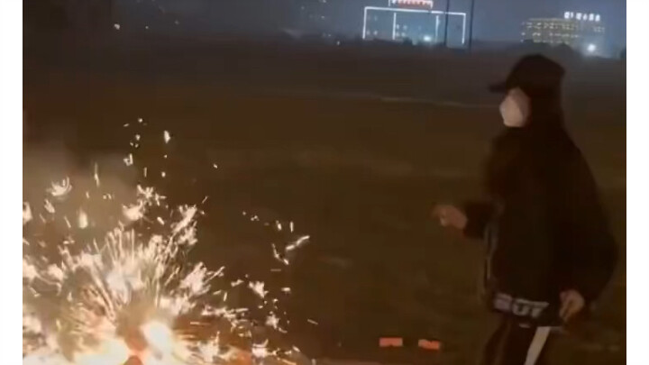 Wanita Main Kembang Api Tiba-Tiba Bertemu Patroli Polisi