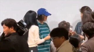 女顶流闵熙珍，记者发布会最后变个人签售会！