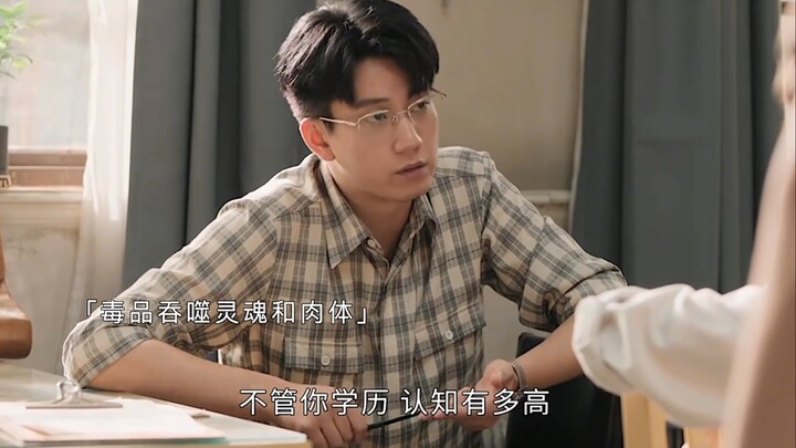 Witnessing her mother taking drugs from behind a curtain! At this moment, she is no longer a "mother