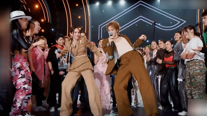 Manajer Klub Dansa Cypher Rainie Yang menarik Zando untuk berdansa duet [Zando SANTA｜Program] Klub D