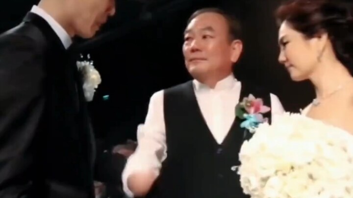 คุณพ่อพยายามอย่างยิ่งยวดเพื่อปกปิดมือขวาที่ขาดหาย แต่สุดท้ายก็ถูกคนรักของลูกสาวจับไว้อย่างแน่นหนา